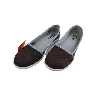 Casual women's flat shoes featuring a textured design, cushioned footbed, and flexible sole for daily walking comfort.
