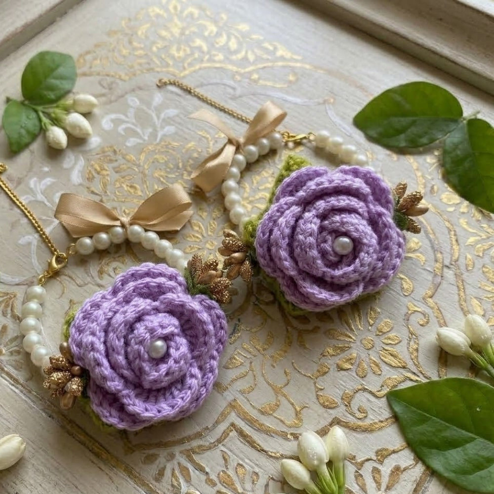 Light purple crochet gajra with detailed flower design