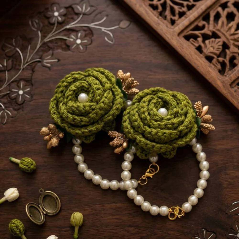 Handmade Green Crochet Gajry for Girls, elegant green yarn gajra for festive occasions in Pakistan